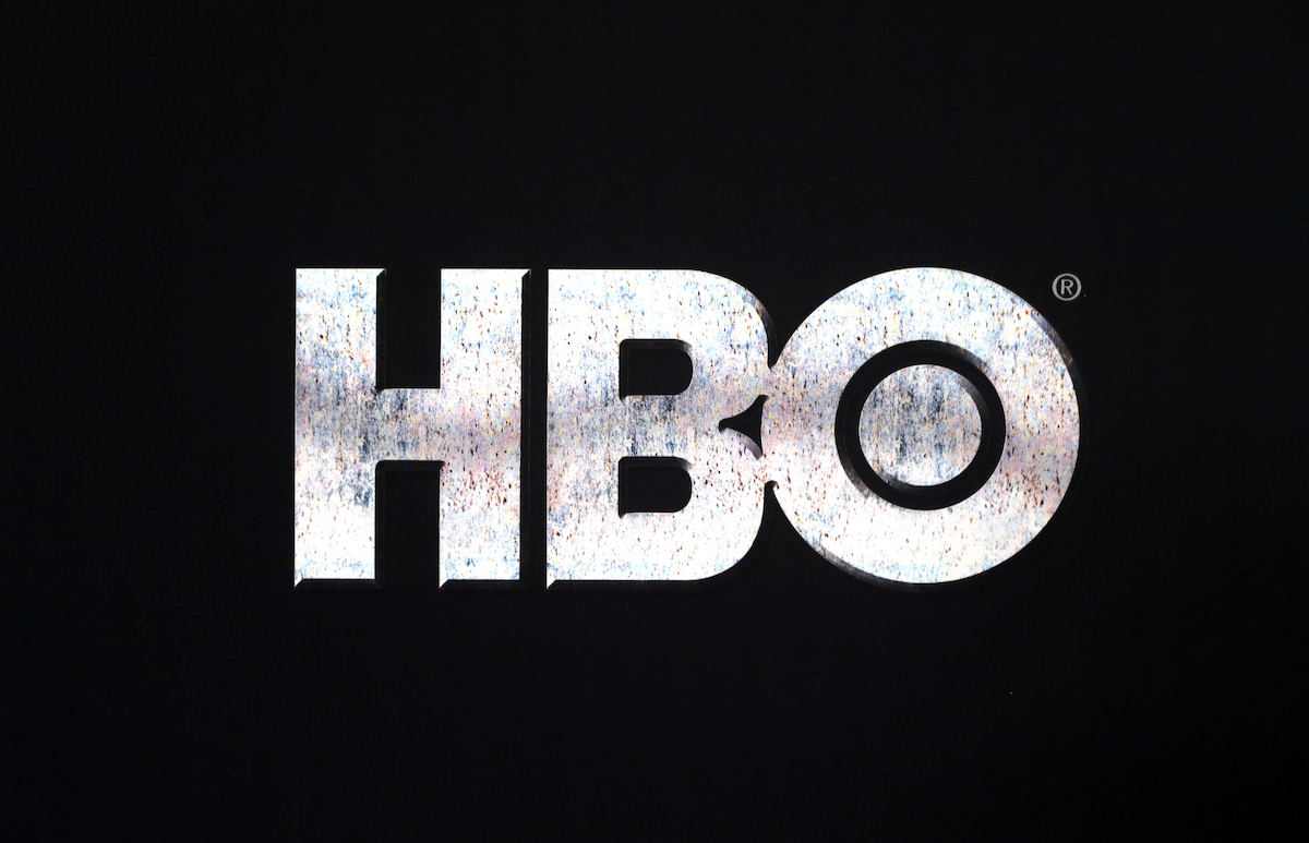 《权力的游戏》首映式上的HBO标志，在英国贝尔法斯特的海滨大厅举行