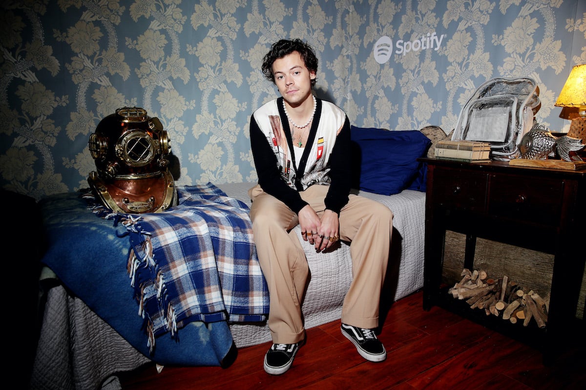 哈里·斯泰尔斯(Harry Styles)坐在床上，在Spotify上宣传他2019年专辑的私人试听