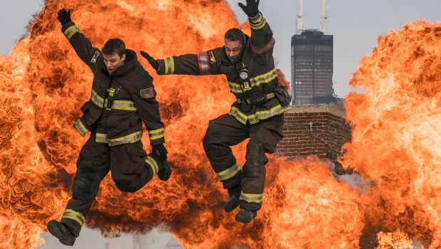 《芝加哥之火》中马特·凯西和凯利·西弗莱德从燃烧的建筑中跳下的场景仍在继续
