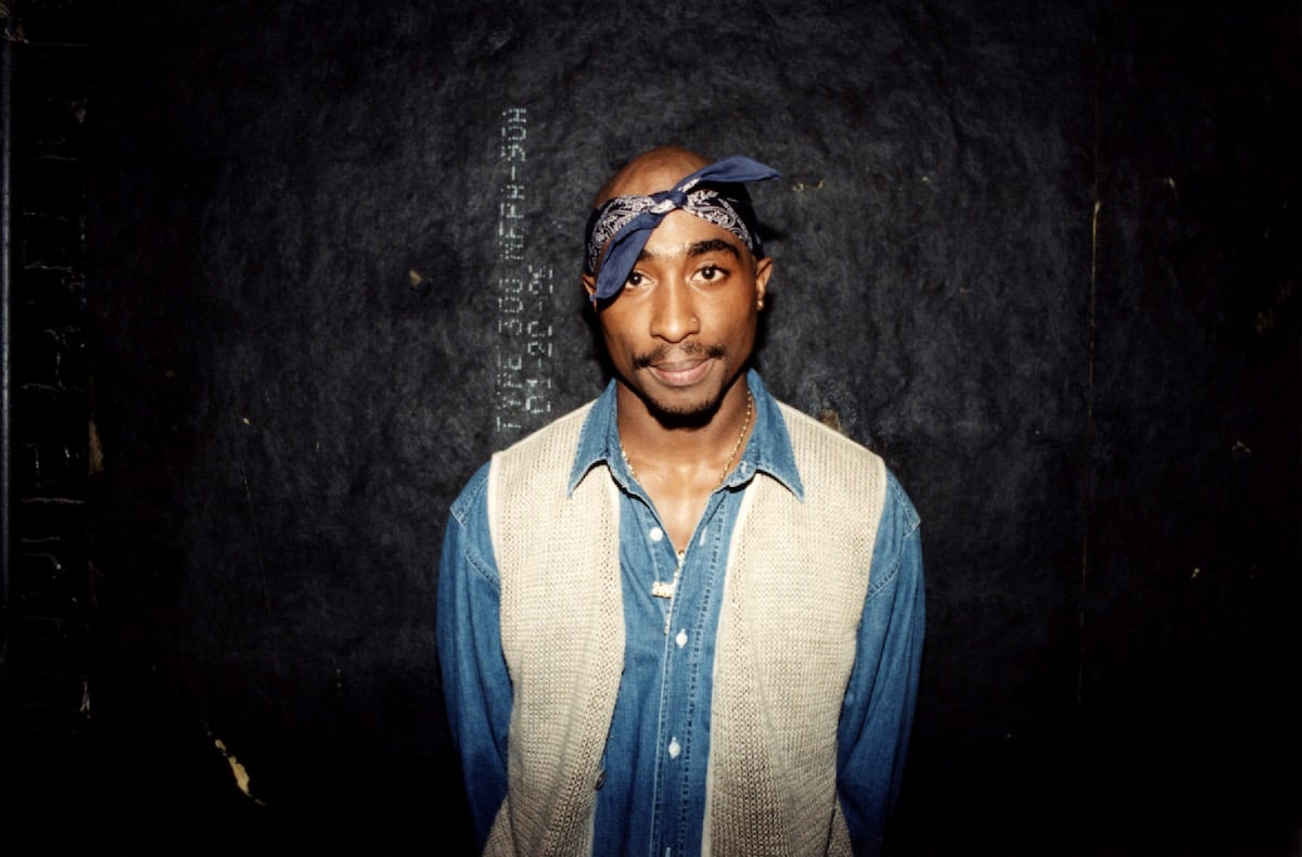 1994年，说唱歌手Tupac Shakur在伊利诺伊州芝加哥的帝王剧院演出后，在后台摆姿势拍照