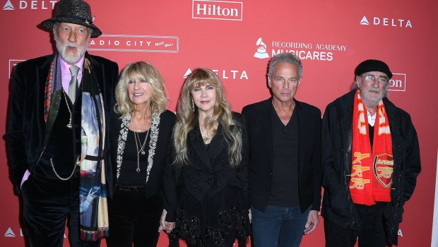 Mick Fleetwood, Christine McVie, Stevie Nicks, Lindsey Buckingham和Fleetwood Mac乐队的John McVie在一次活动中合影。