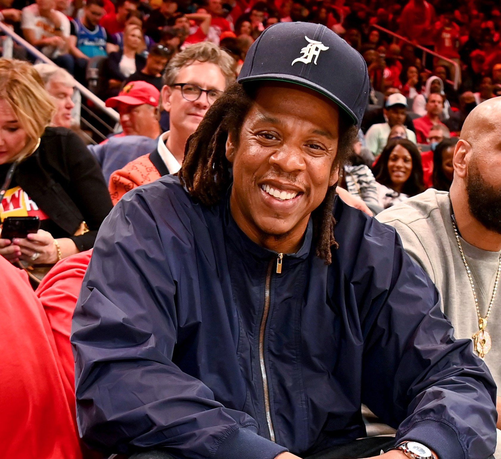 不在社交媒体上的Jay-Z在观看夏洛特黄蜂队和亚特兰大老鹰队的NBA比赛时微笑