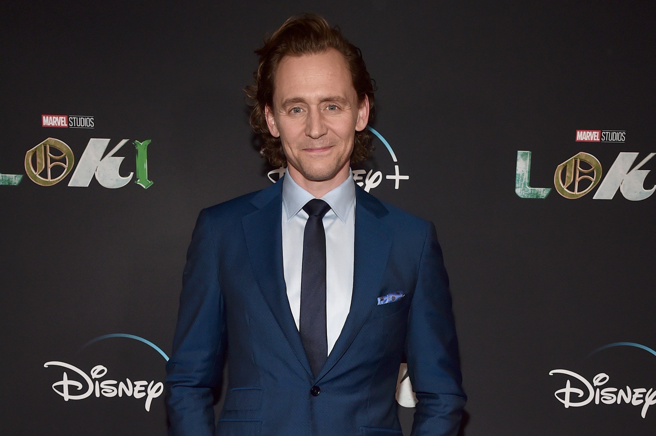在《雷神》系列电影中扮演洛基的汤姆·希德勒斯顿(Tom Hiddleston)穿了一套深蓝色西装