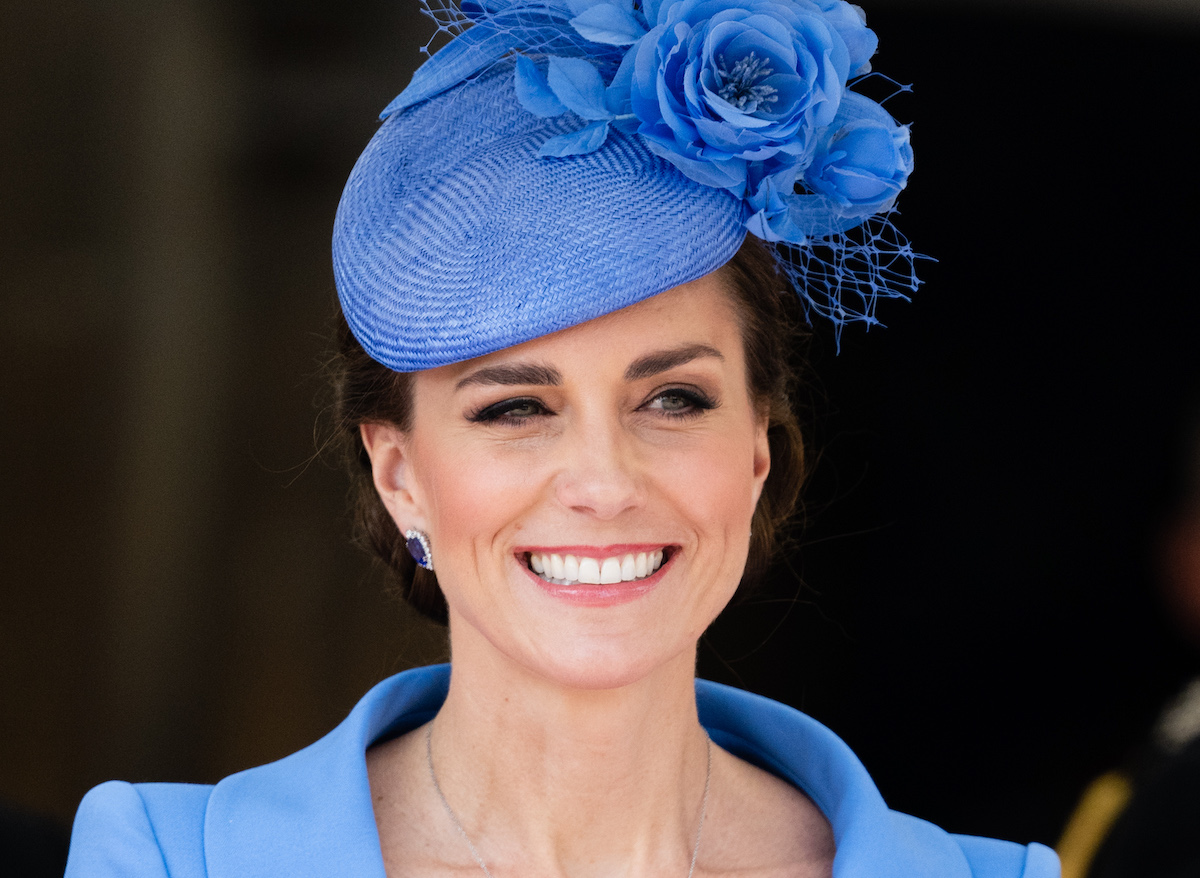 凯特·米德尔顿——凯瑟琳，剑桥公爵夫人——面带微笑，戴着一顶蓝色的帽子
