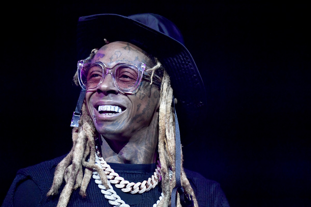 李尔·韦恩(Lil Wayne)的净资产以及他穿“共产主义”衬衫那年赚了多少钱