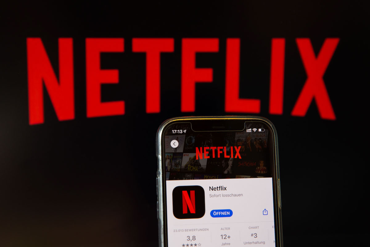 Netflix的logo和手机应用的插图