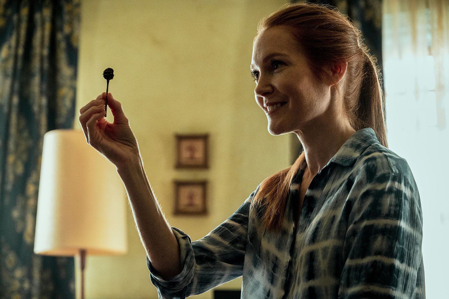 Darby Stanchfield在《Locke & Key》第三季中饰演Nina Locke，手里拿着钥匙