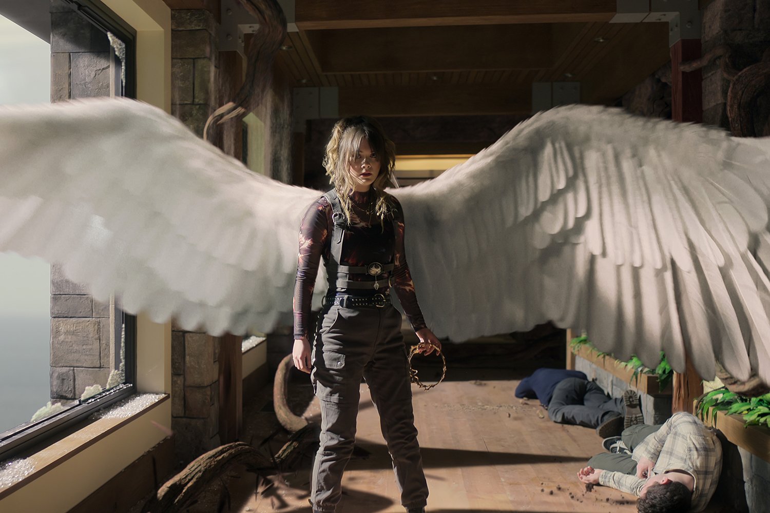 艾米莉亚·琼斯在《洛克与钥匙》第二季中饰演带着天使翅膀的金赛·洛克