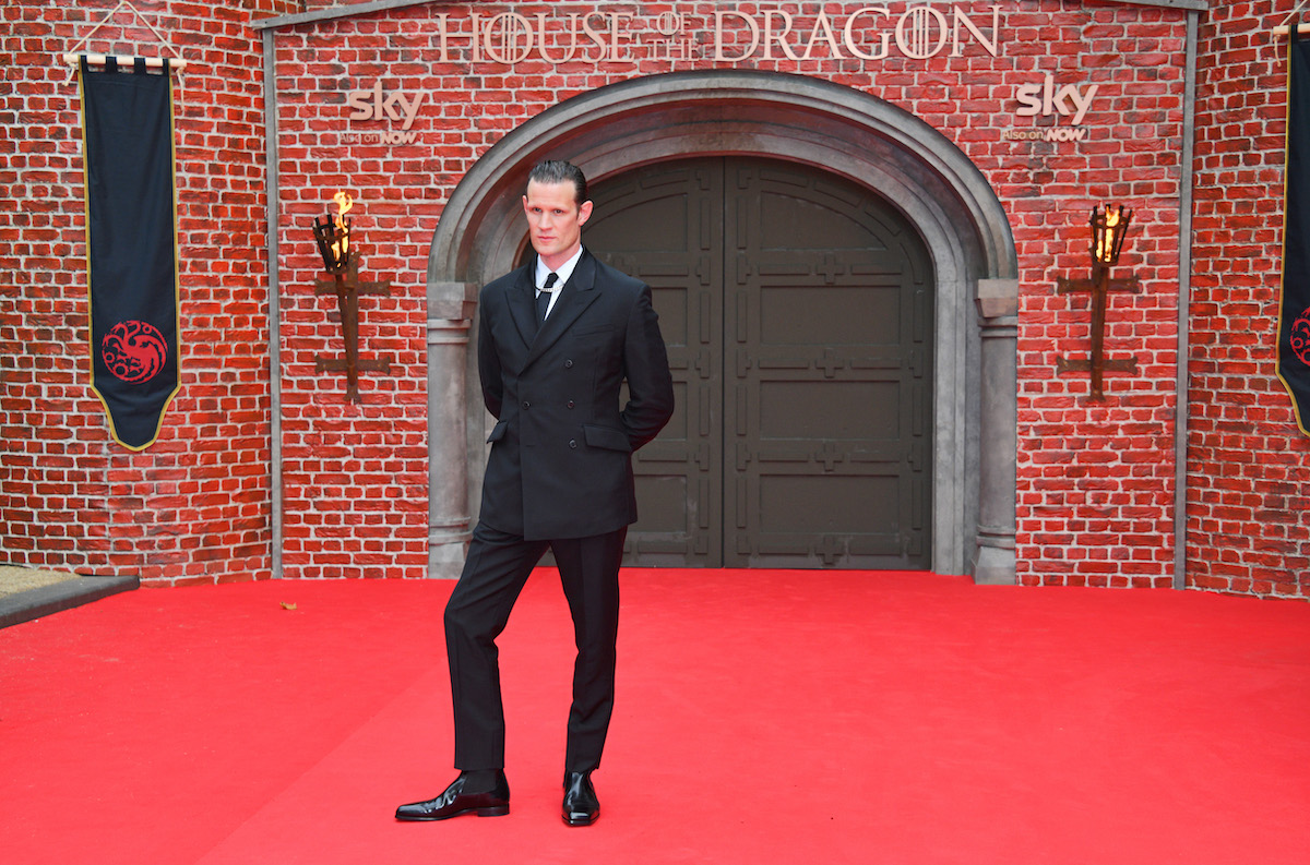 凭借《龙之屋》(House of the Dragon)，马特•史密斯(Matt Smith)的净资产有望上升。他出席了该片在伦敦的首映式，在砖砌背景前的红毯上摆姿势。