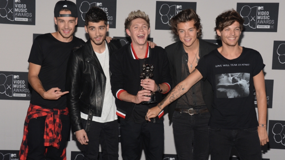 2013年，哈里·斯泰尔斯和单向乐队在MTV音乐录影带大奖上与月亮人奖合影。