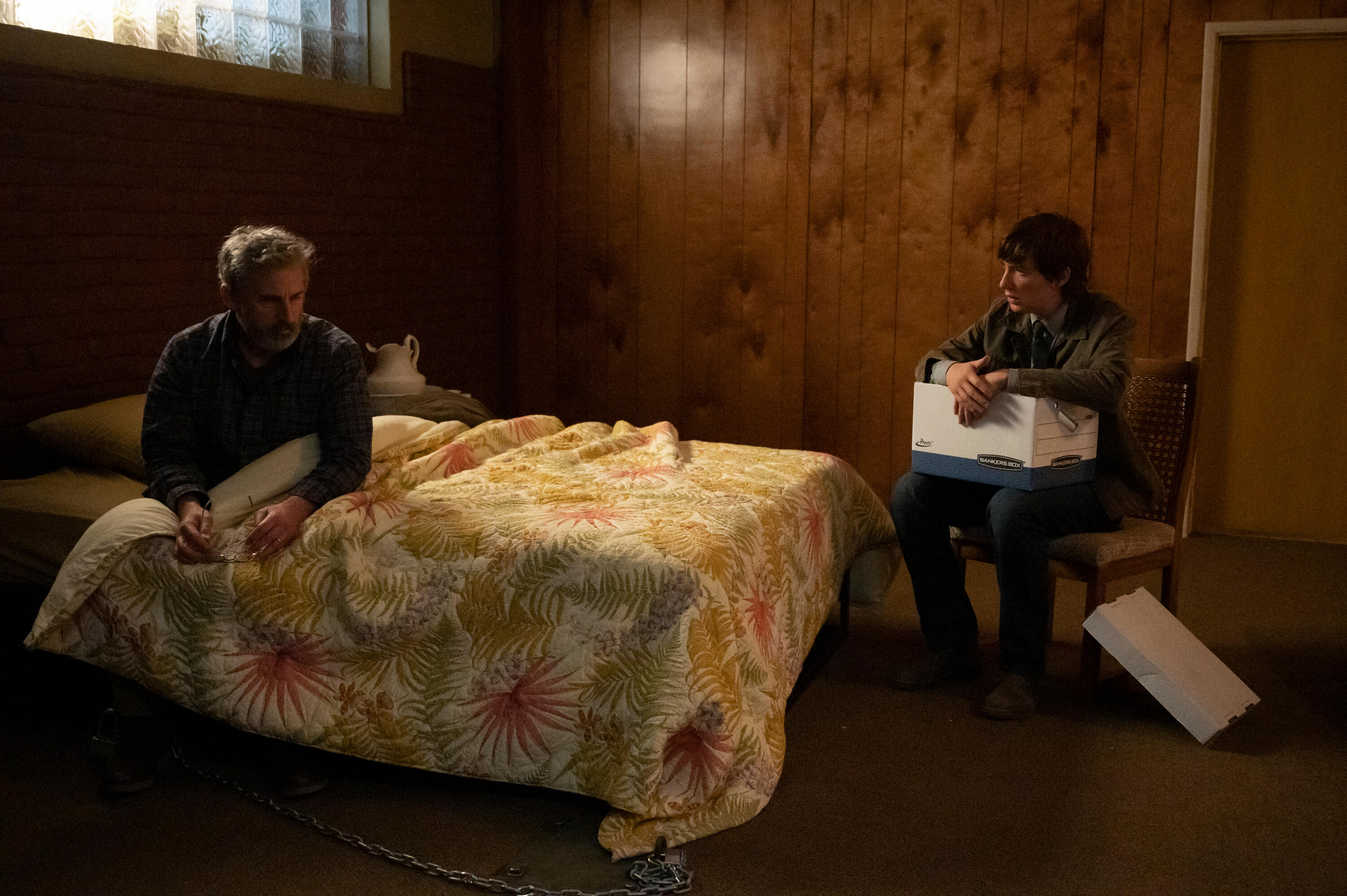 艾伦·施特劳斯(史蒂夫·卡瑞尔)和山姆·福特纳(多姆纳尔·格里森)在Hulu的《病人》中