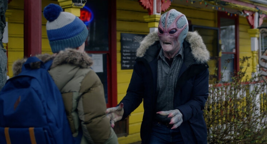 Alan Tudyk在《常驻外星人》第二季大结局中饰演外星人Harry。