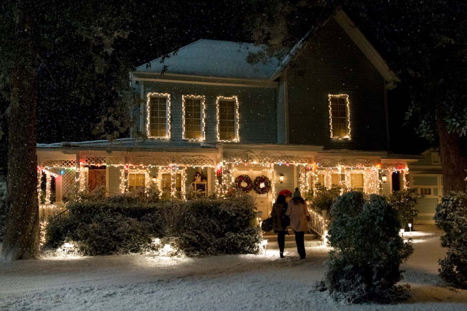 《吉尔莫女孩》:洛蕾莱·吉尔莫在星星谷的家，装饰着圣诞彩灯和雪