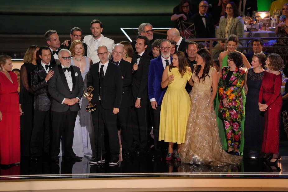 在第74届黄金时段艾美奖颁奖典礼上，杰西·阿姆斯特朗(Jesse Armstrong)与其他演员和工作人员一起发表了获奖感言