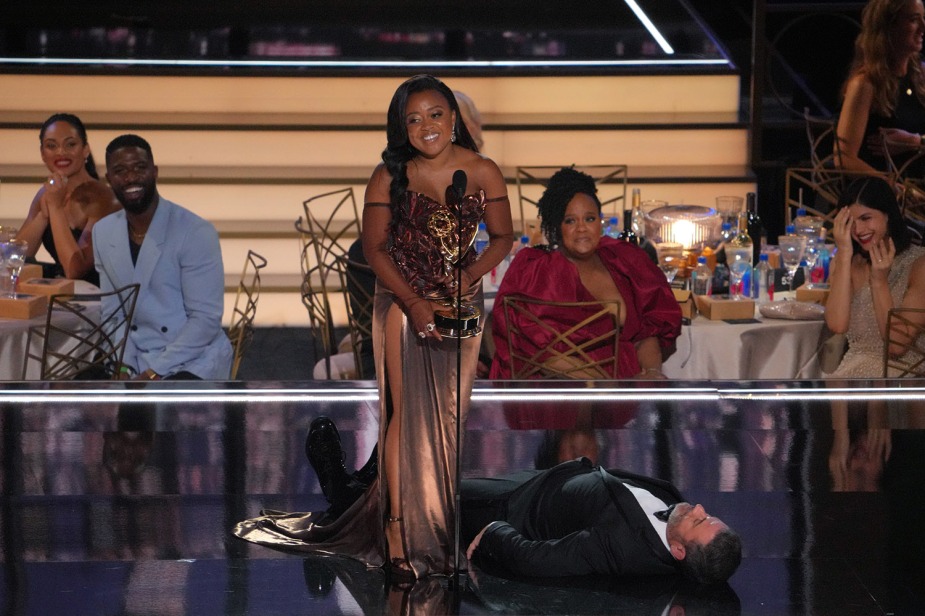 昆塔·布伦森在2022年艾美奖颁奖典礼上领奖，吉米·坎摩尔在她旁边的舞台上假装昏倒。