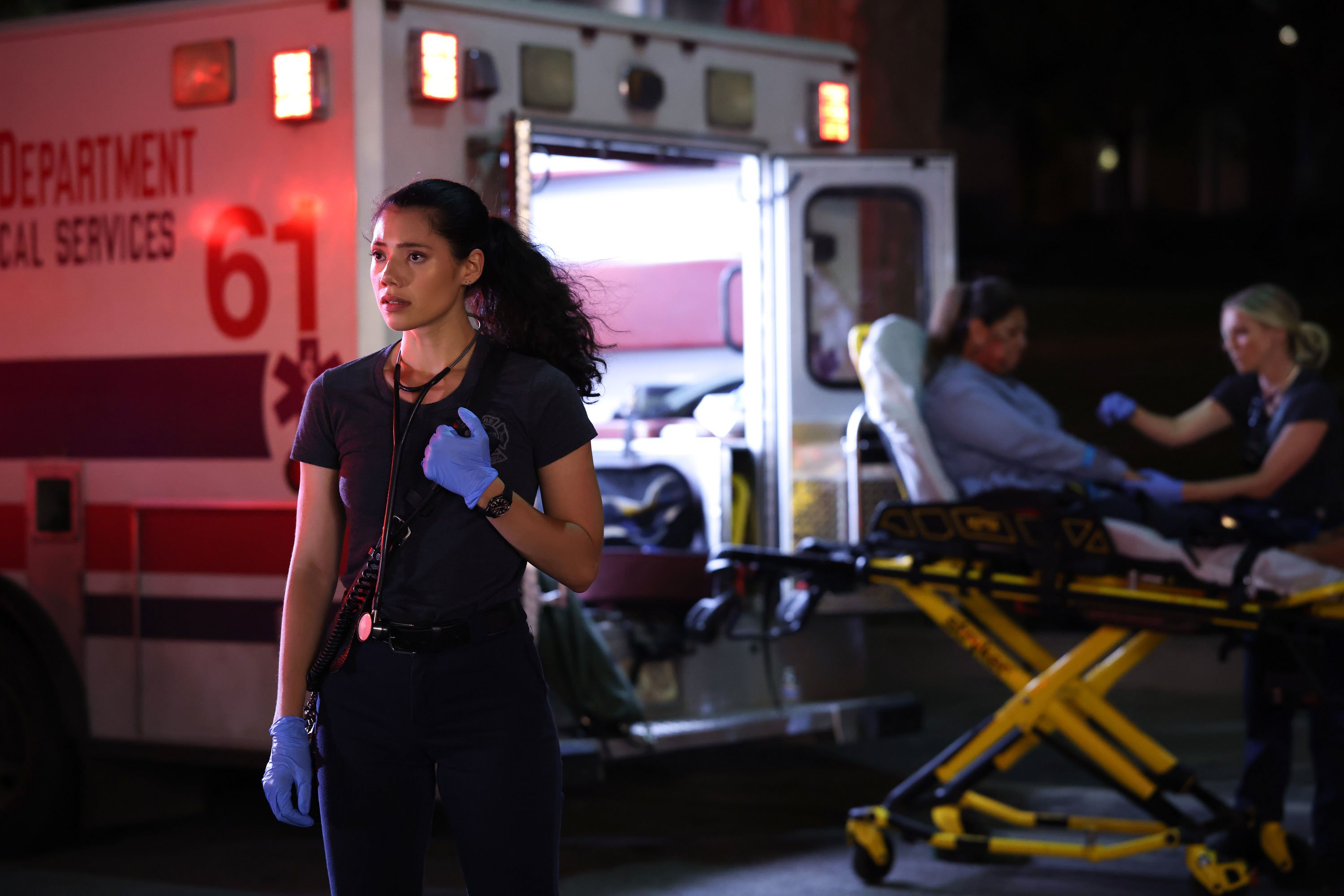 Hanako Greensmith饰演的Violet站在救护车前，《芝加哥大火》第11季第3集