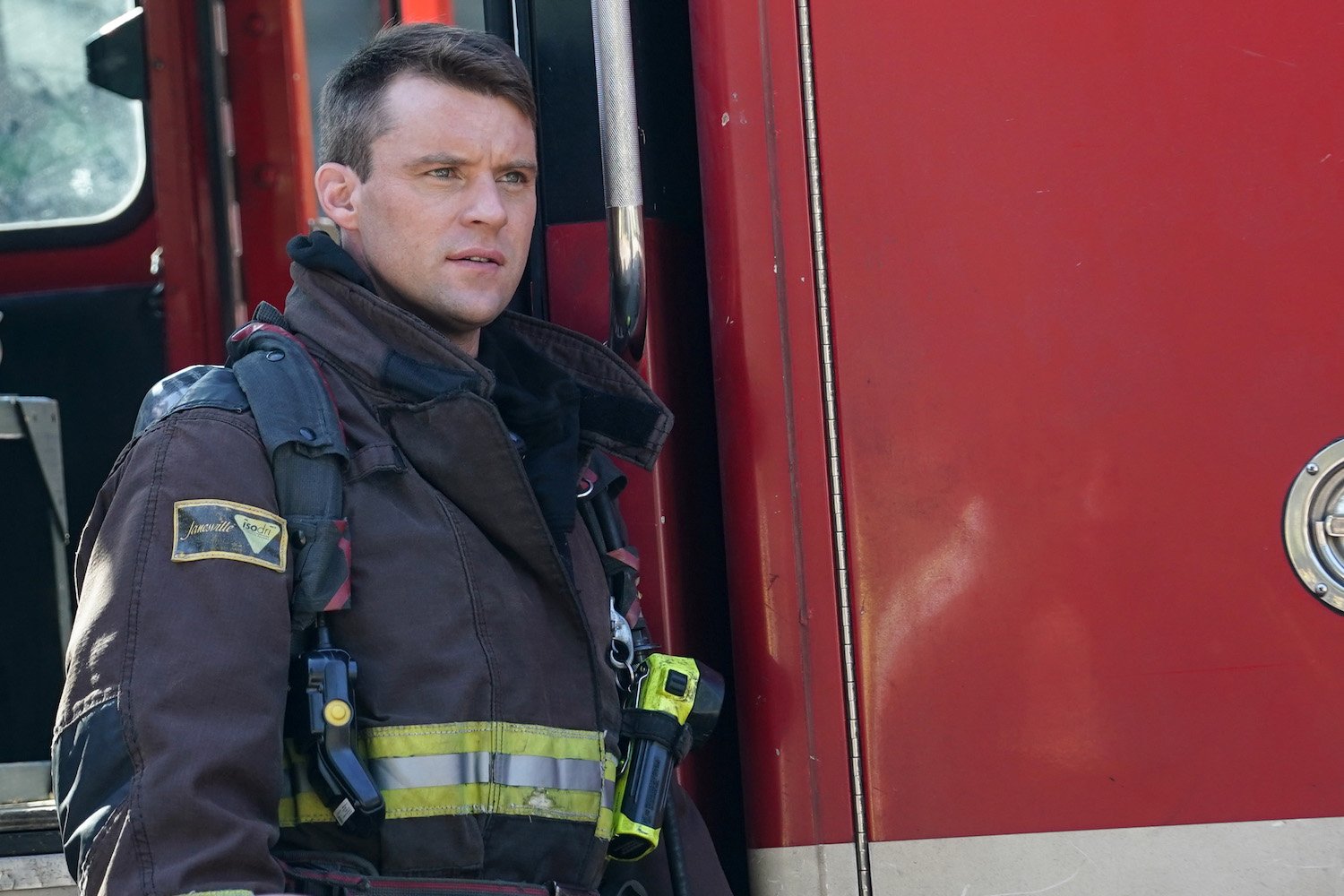 杰西·斯宾塞在《芝加哥之火》中饰演马特·凯西。他穿着消防服站在一辆卡车旁边