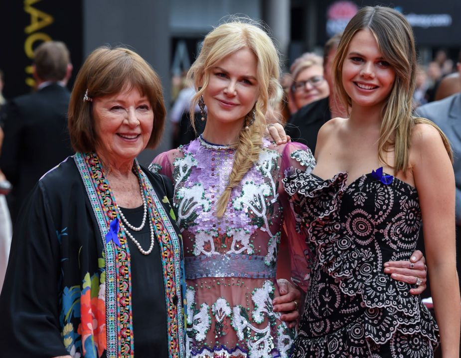 妮可·基德曼与母亲(左)詹妮尔·安·基德曼和侄女(右)露西娅·霍利出席2018年美国电影学报奖