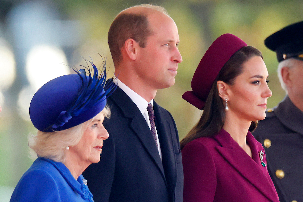 在国宴前，卡米拉·帕克·鲍尔斯在威廉王子和凯特·米德尔顿身边拍下了微妙的“焦虑”迹象