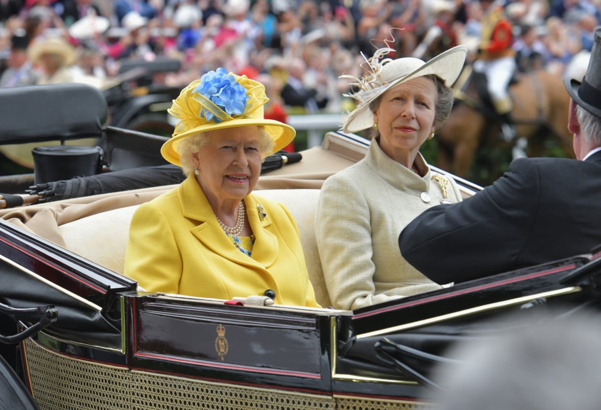 安妮公主在乌干达的皇家之旅中是如何向她的母亲伊丽莎白女王二世致敬的