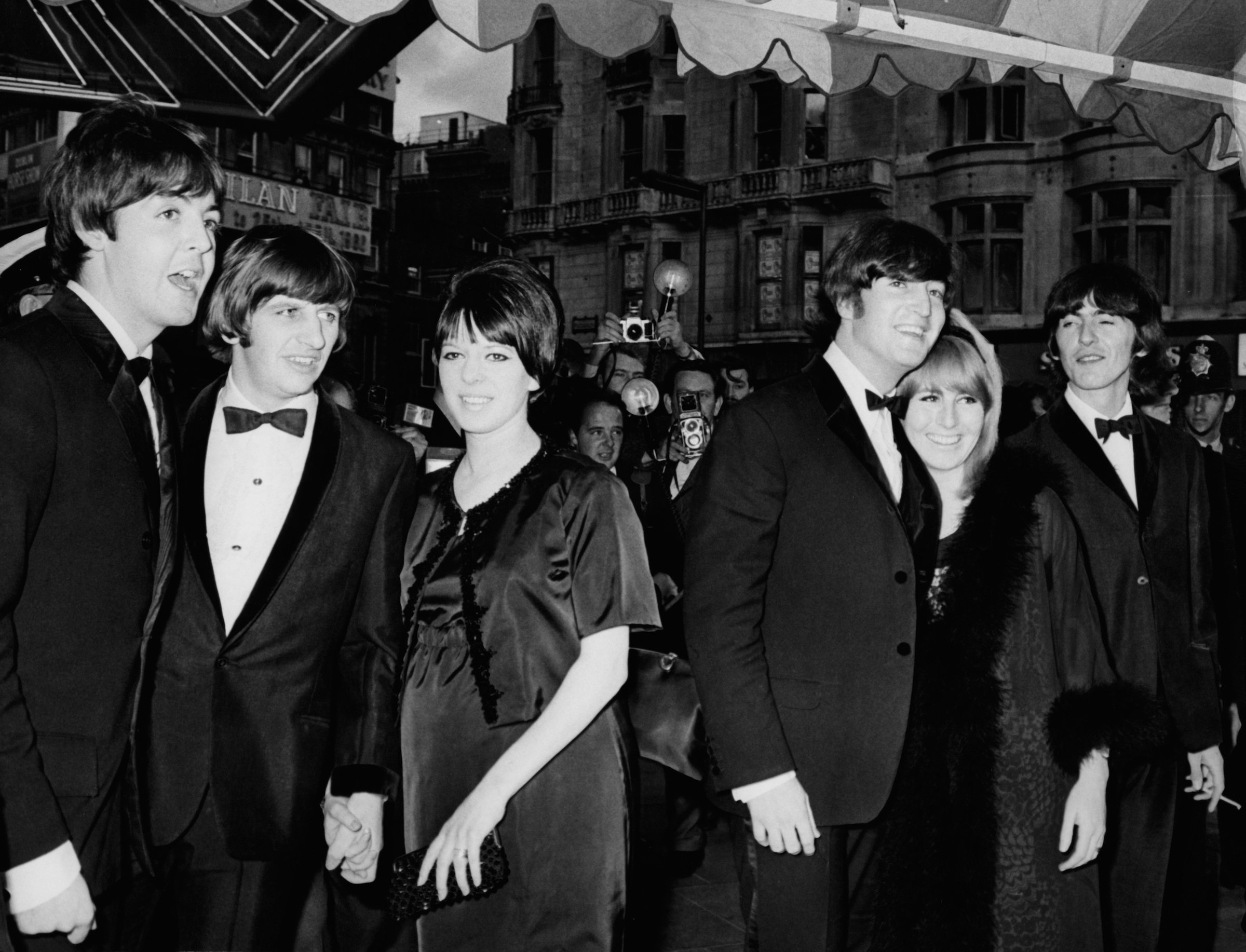 在辛西娅和约翰·列侬的婚礼上，乔治·哈里森开玩笑地走上前去当新郎