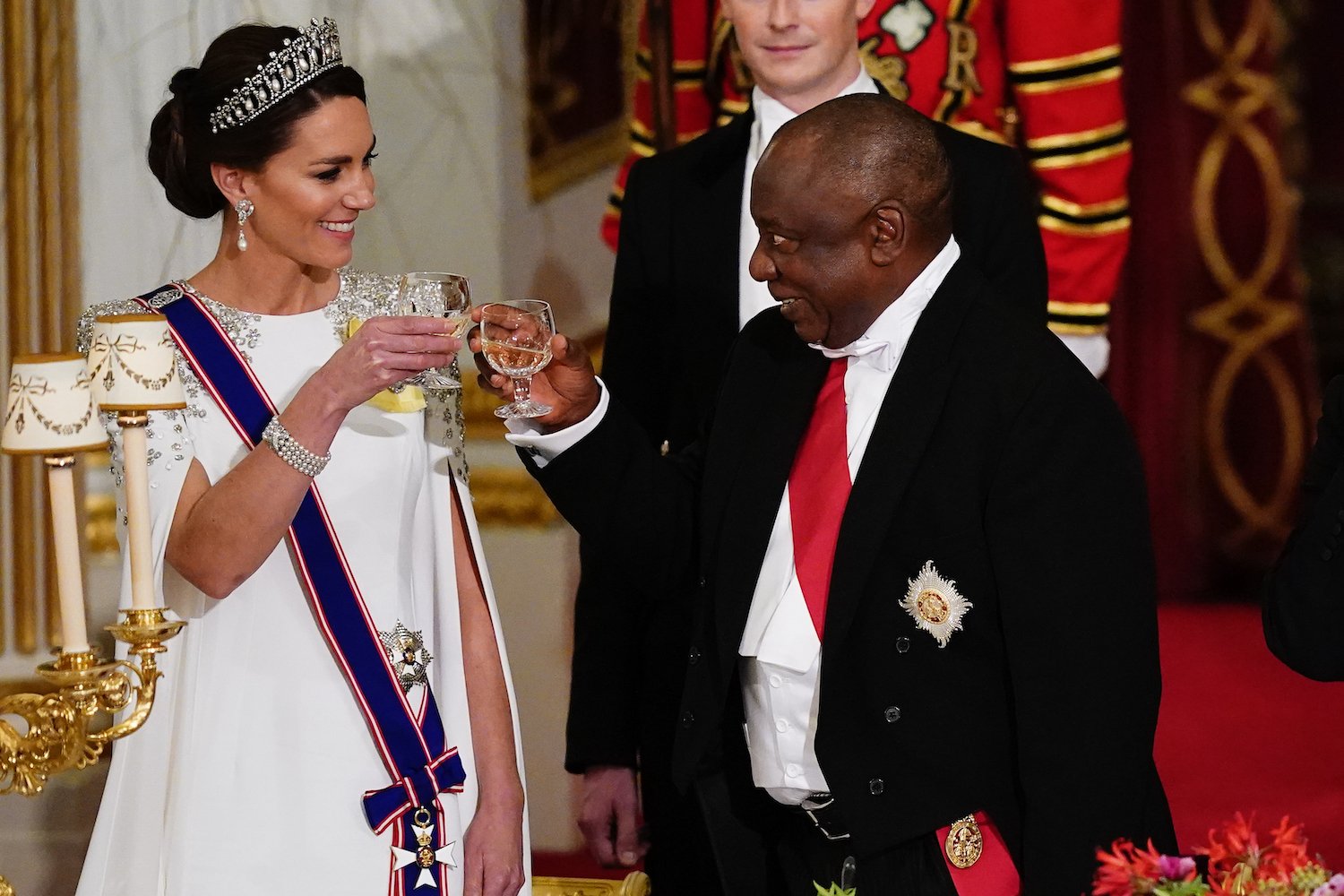 肢体语言专家称凯特·米德尔顿在国宴上“完全像女王”