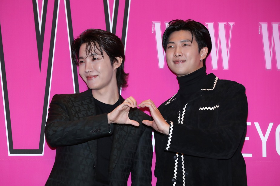 防弹少年团的J-Hope和RM在《W》杂志韩国乳腺癌宣传活动“爱你的W”上合影留念。