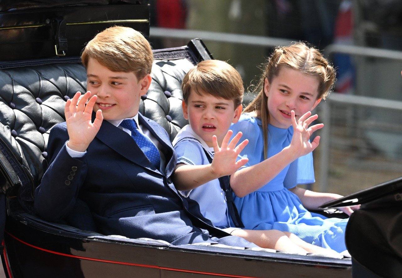 2022年6月2日，乔治王子、路易斯王子和夏洛特公主在英国女王伊丽莎白二世登基60周年纪念日的阅兵仪式上参加马车游行。