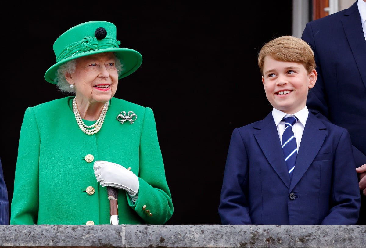 2022年6月5日，英国女王伊丽莎白二世和乔治王子站在白金汉宫的阳台上