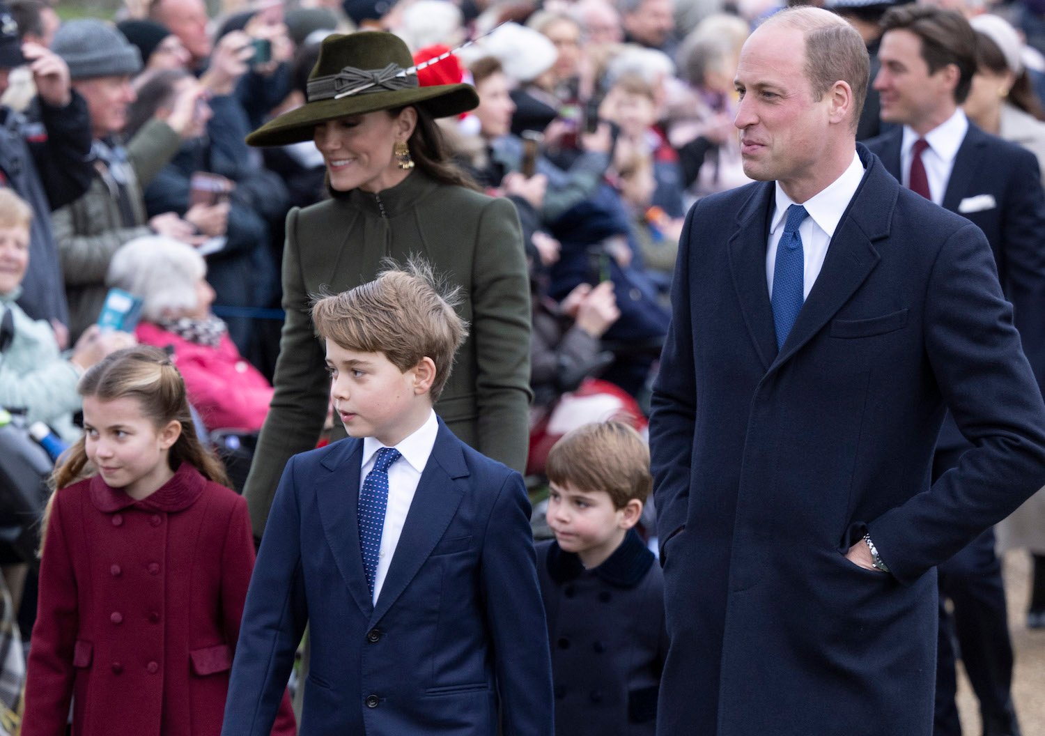 在桑德林汉姆圣诞漫步中，乔治王子和路易斯王子展示了感人的肢体语言