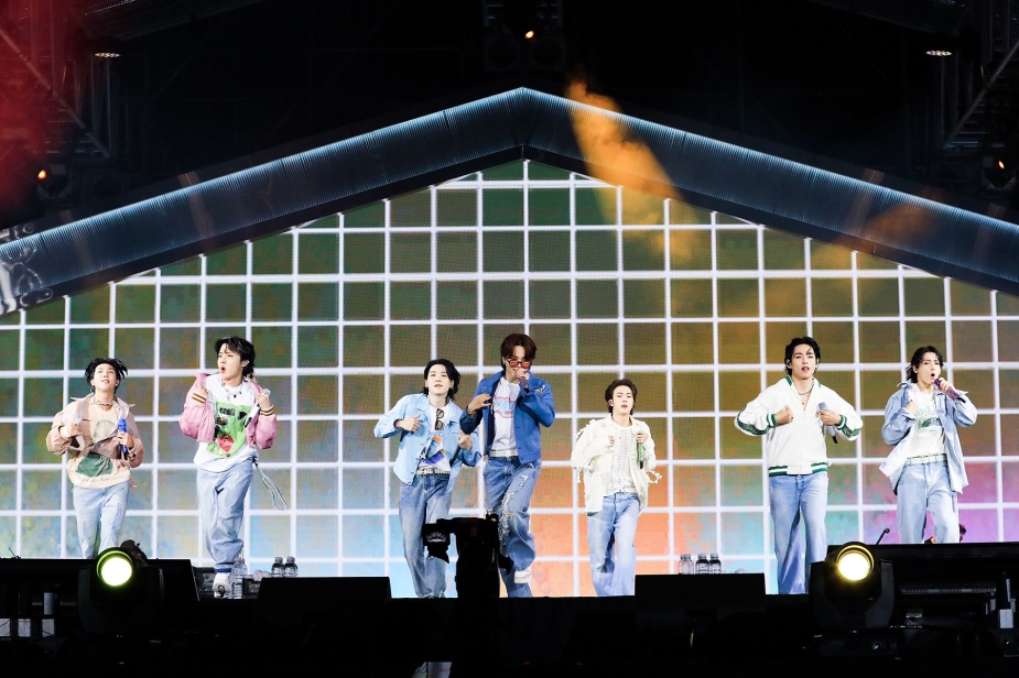 防弹少年团成员RM、J-Hope、Suga、Jimin、Jin、V、jungook登台表演