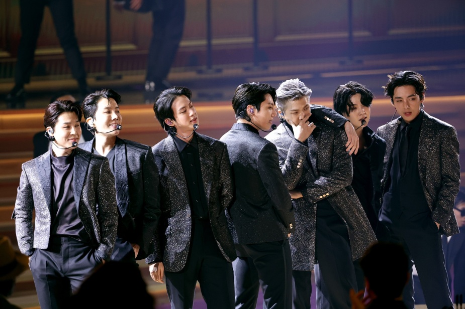 防弹少年团成员Jimin、J-Hope、Jin、jungook、RM、Suga、V身着黑色套装站在舞台上