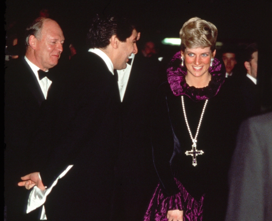 戴安娜王妃出席了哈佛大学的一场慈善晚会。公主身着紫色晚礼服，珍珠绳上挂着金紫水晶十字架