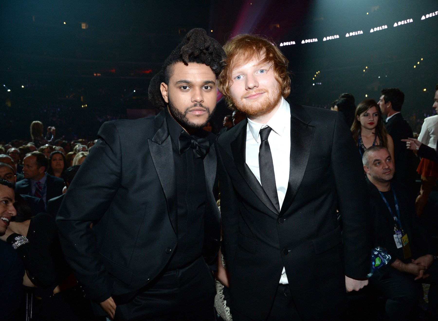 在Spotify上播放次数最多的两首歌曲的歌手，The Weeknd和Ed Sheeran一起摆姿势拍照