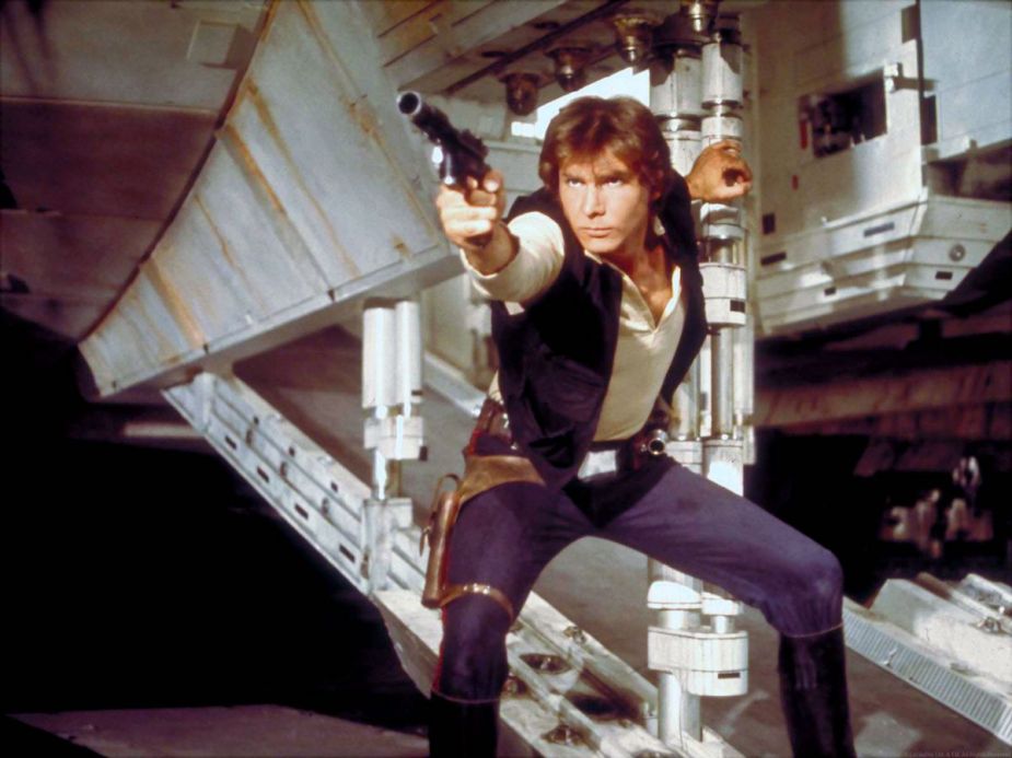 在《星球大战4:新希望》的拍摄现场，美国演员哈里森·福特扮演的汉斯·索罗挥舞着他的枪