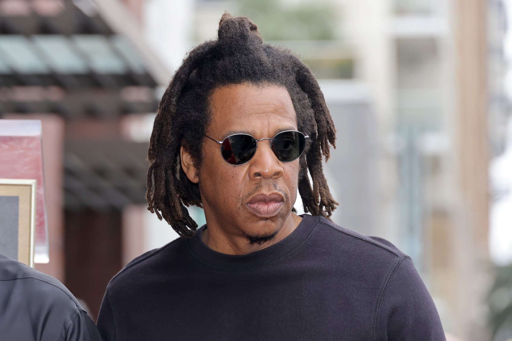 Jay-Z穿着黑色衬衫，戴着墨镜