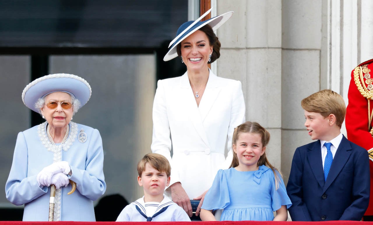(左至右)2022年6月2日，英国皇家阅兵式上，英国女王伊丽莎白二世、路易王子、凯特·米德尔顿、夏洛特公主和乔治王子在白金汉宫的阳台上观看飞行表演。