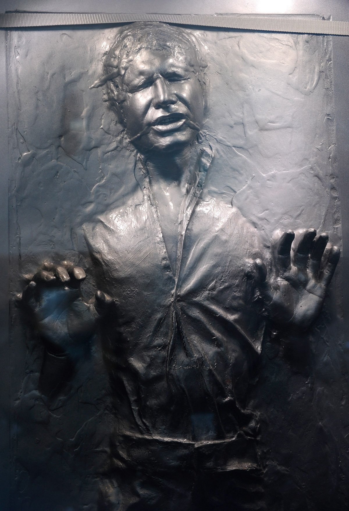 2010年，在“星球大战:音乐会”的博物馆展览中，演员哈里森·福特饰演的汉·索罗的《星球大战》道具被冻结在碳酸盐中