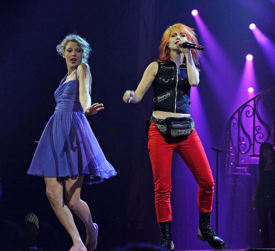 2011年，好友兼歌手泰勒·斯威夫特和海莉·威廉姆斯在纳什维尔演出