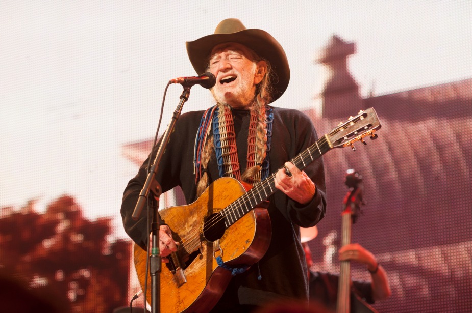 威利·纳尔逊在萨拉托加表演艺术中心的2013年农场援助期间表演