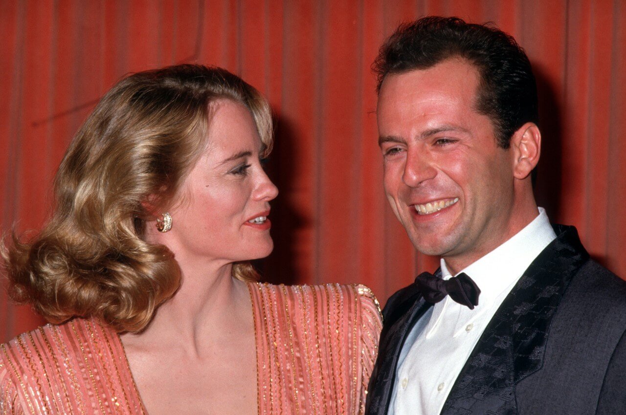 Cybill Shepherd和Bruce Willis在颁奖典礼上微笑。