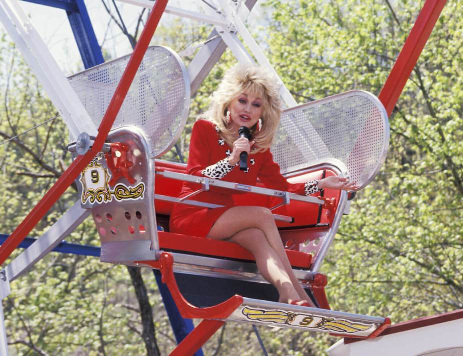 1993年4月24日，多莉·帕顿出席在田纳西州鸽子堡多莱坞举行的第八季盛大开幕周末。