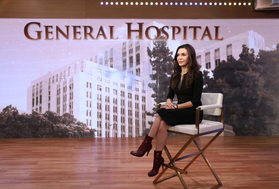 《综合医院》(General Hospital)主演菲诺拉·休斯(Finola Hughes)坐在《早安美国》(Good Morning America)的拍摄现场，谈论这部美国广播公司肥皂剧的60周年纪念。