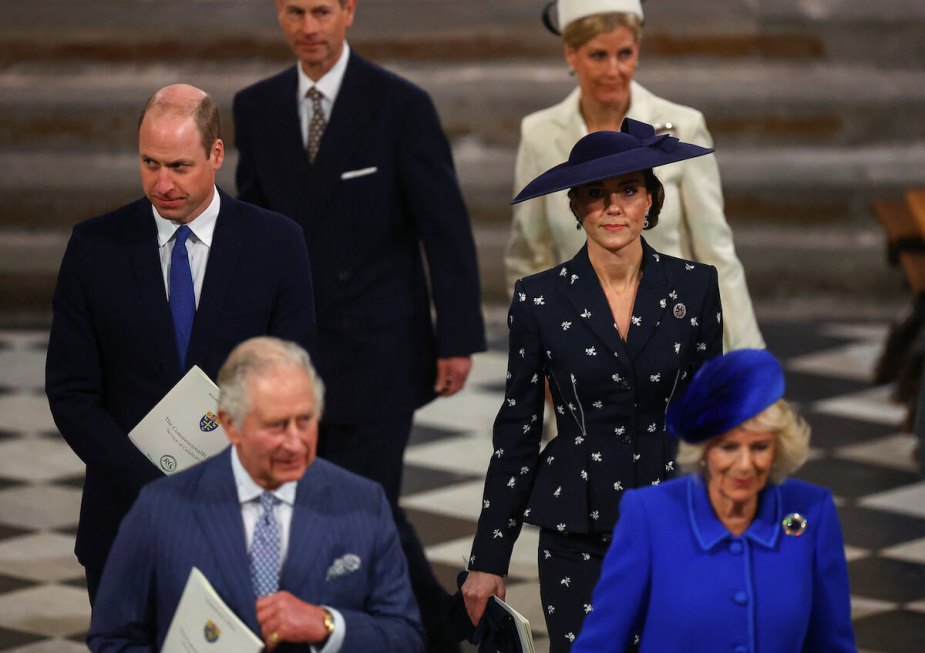 凯特·米德尔顿(Kate Middleton)的加冕礼服预计不会“太”出格，“与其他王室成员一起散步”