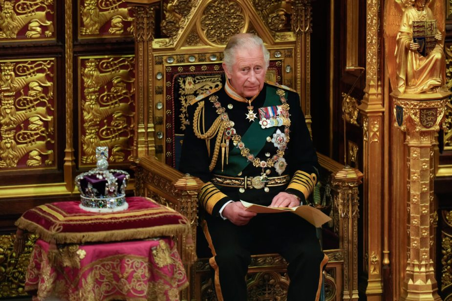 2022年5月10日，在英国伦敦威斯敏斯特宫举行的国会开幕仪式上，英国国王查尔斯三世，当时的威尔士王子查尔斯王子在上议院会议厅宣读女王的讲话