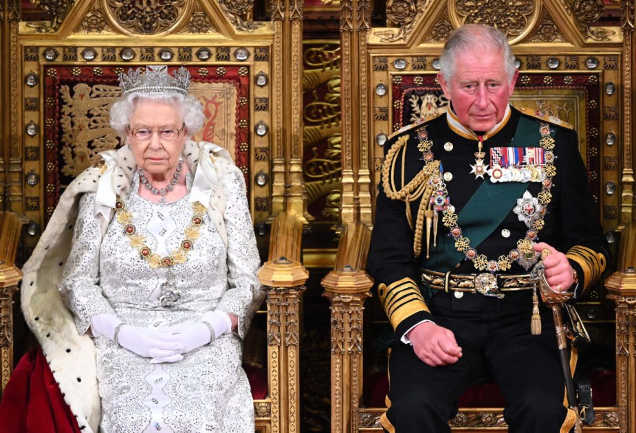 10月14日，在英国伦敦威斯敏斯特宫，英国国王查尔斯王储和母亲伊丽莎白二世在议会开幕仪式上合影