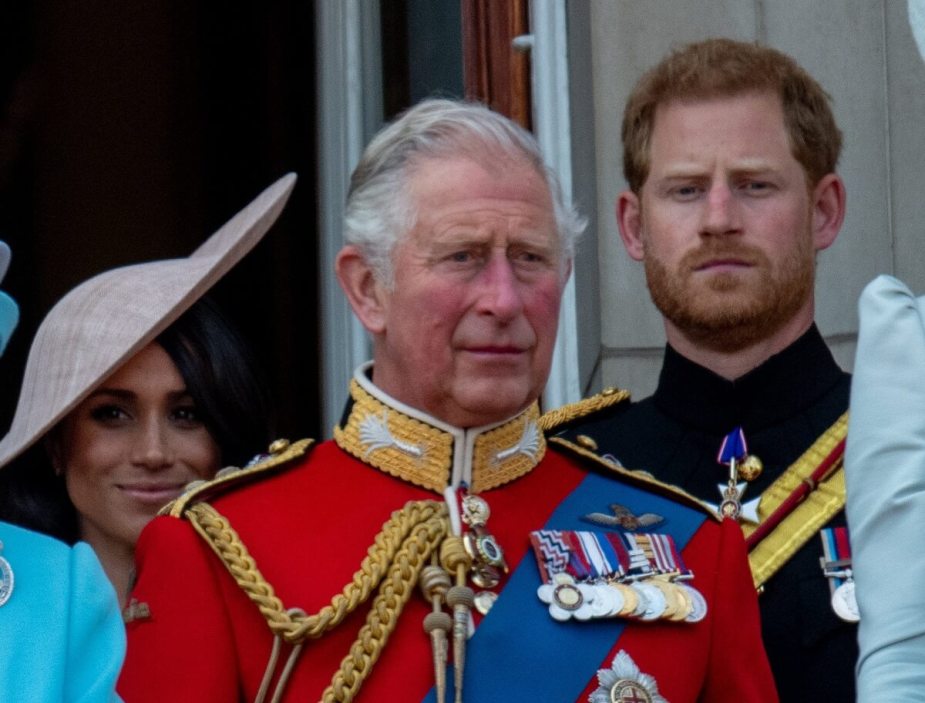 梅根·马克尔、现任国王查尔斯三世和哈里王子在2018年皇家阅兵仪式上站在白金汉宫阳台上
