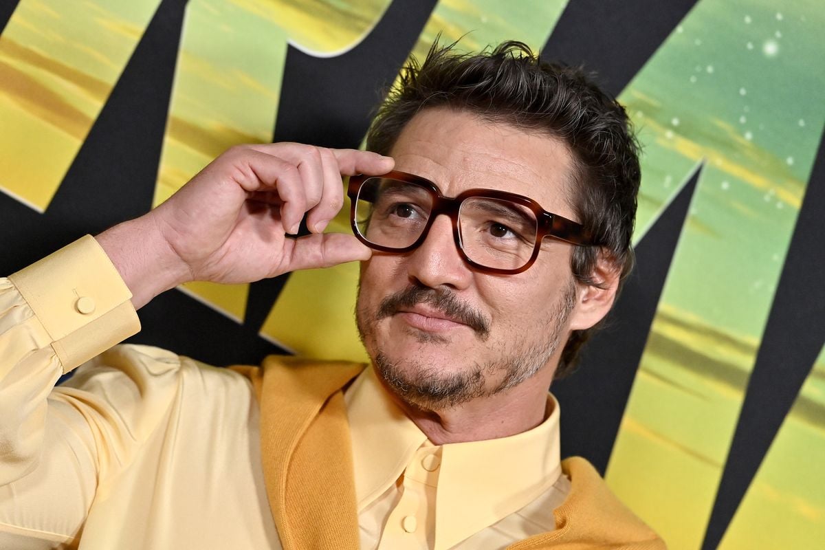 佩德罗·帕斯卡在《曼达洛人》第三季的红毯上调整了他的眼镜。