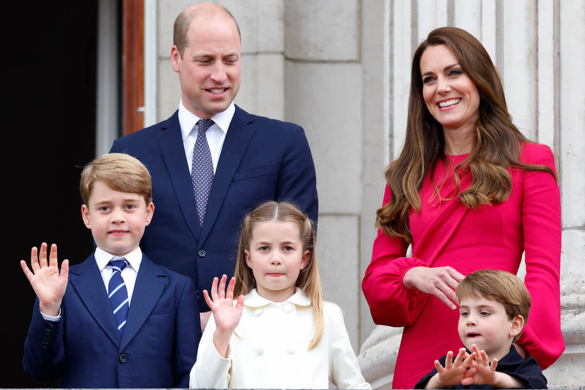 乔治王子、夏洛特公主和路易斯王子与阿奇·蒙巴顿-温莎和莉莉·蒙巴顿-温莎有“最小的关系”，他们在威廉王子和凯特·米德尔顿旁边挥手