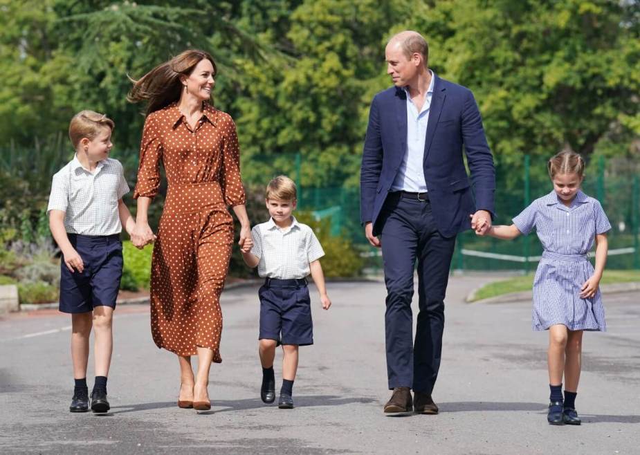 乔治王子、凯特·米德尔顿、路易斯王子、威廉王子和夏洛特公主一起散步。